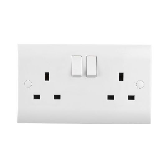 Saxby Curved Edge 13A 2G Sp Switched Socket in White